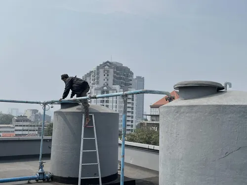 Teknisi Pipapipa.id membersihkan toren air di gedung kantor cabang bank swasta