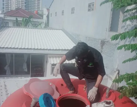 Teknisi Pipapipa.id mencuci toren air di fasilitas produksi perusahaan manufaktur