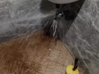 Proses flushing pipa air di kamar mandi rumah pelanggan