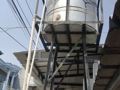 Toren tower stainless di atas bangunan apartemen