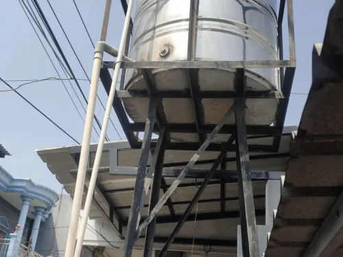 Toren tower stainless di atas bangunan apartemen